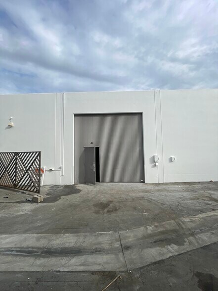 More Photos Of 2659-2661 Junipero Ave, Signal Hill Warehouse For Lease