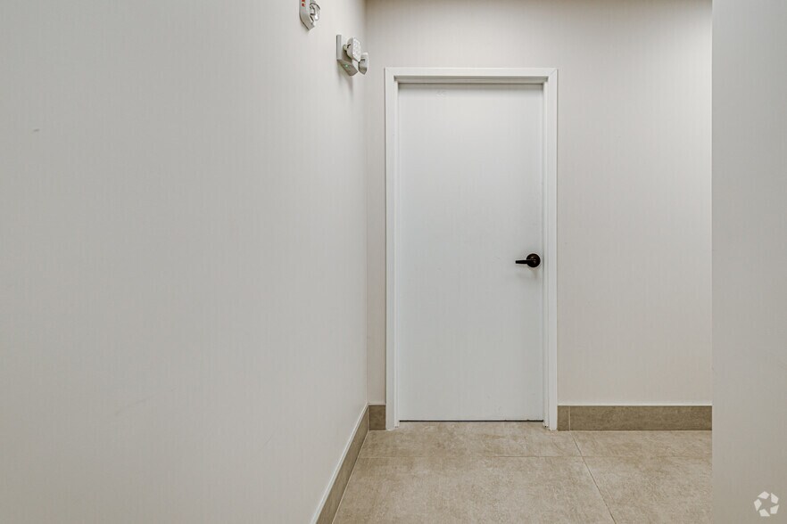 More Photos Of 70 Royal Poinciana Plz, Palm Beach Unknown For Lease