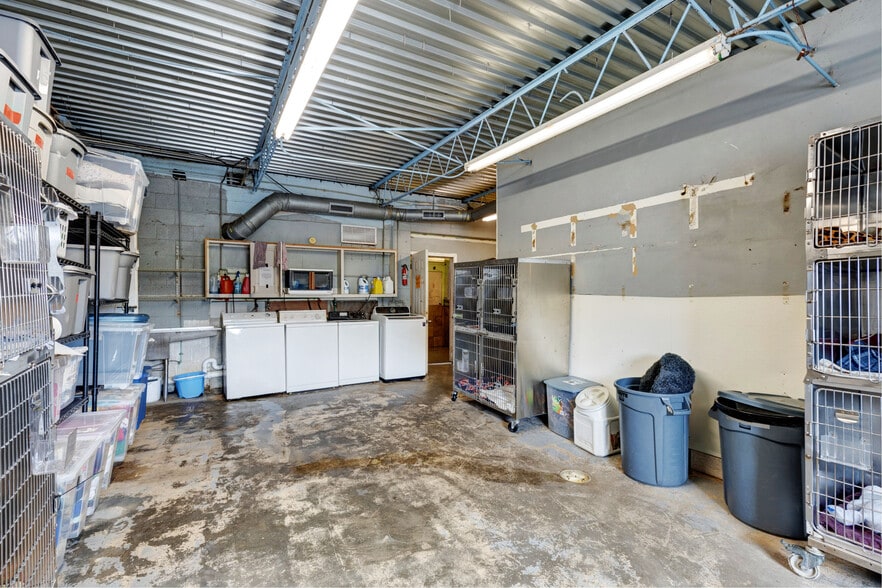 More Photos Of 5918 Broadmoor St, Mission Freestanding For Lease