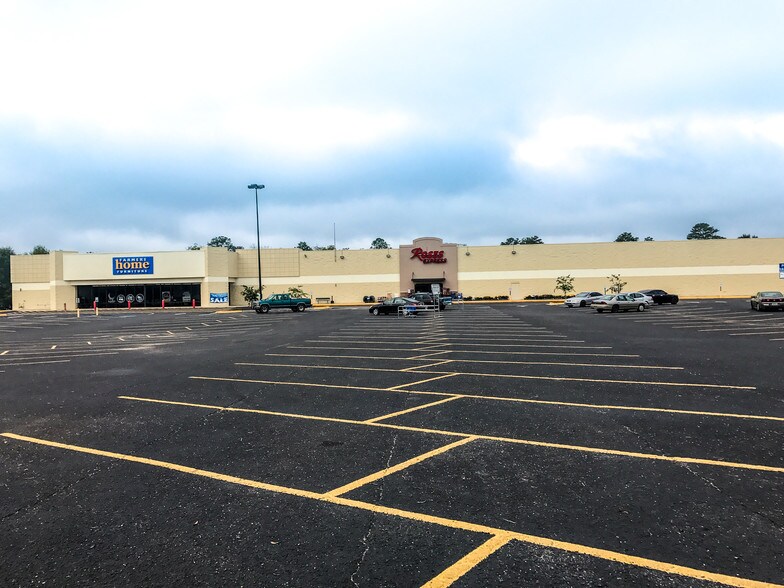 Primary Photo Of 2041 Douglas Ave, Brewton Supermarket For Lease
