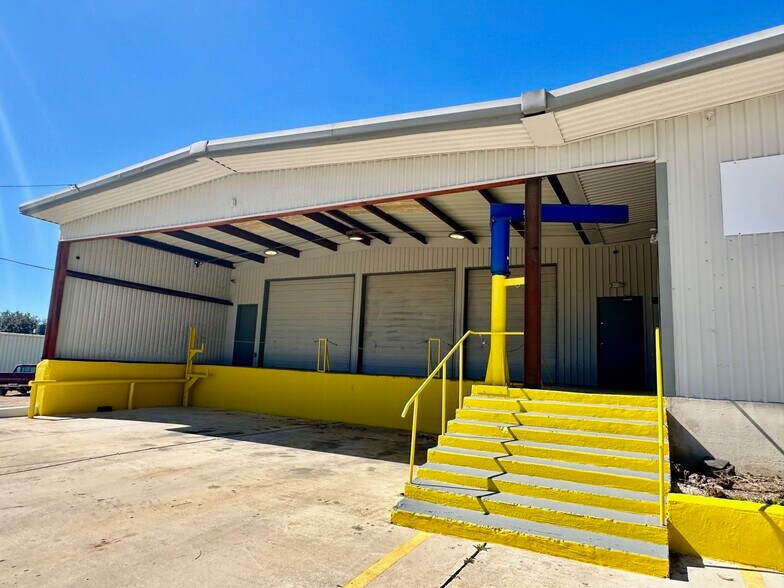 More Photos Of 210 Gravel St, Seguin Warehouse For Lease