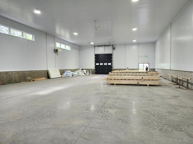 More Photos Of 425 Rue Yamaska, Waterloo Warehouse For Sale