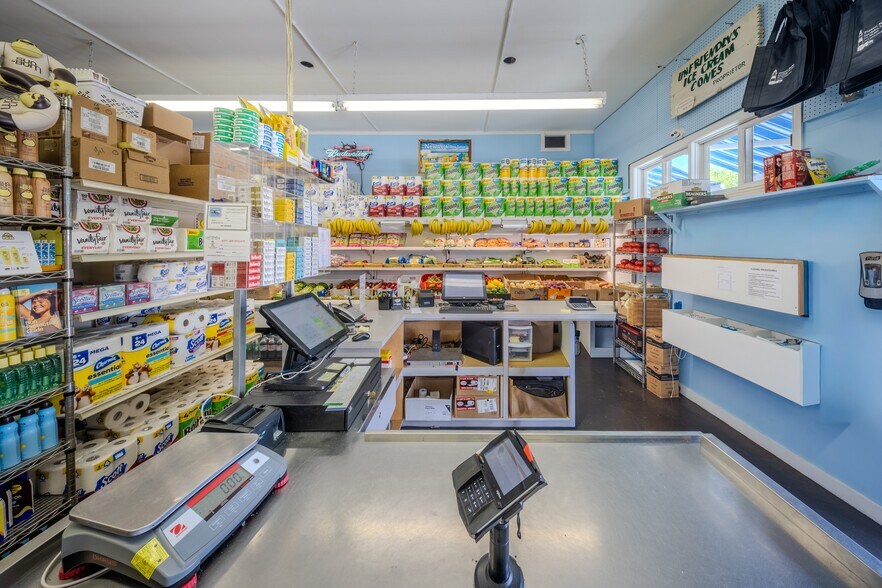 More Photos Of 21 Broadway ave, Fair Harbor Storefront Retail Residential For Sale