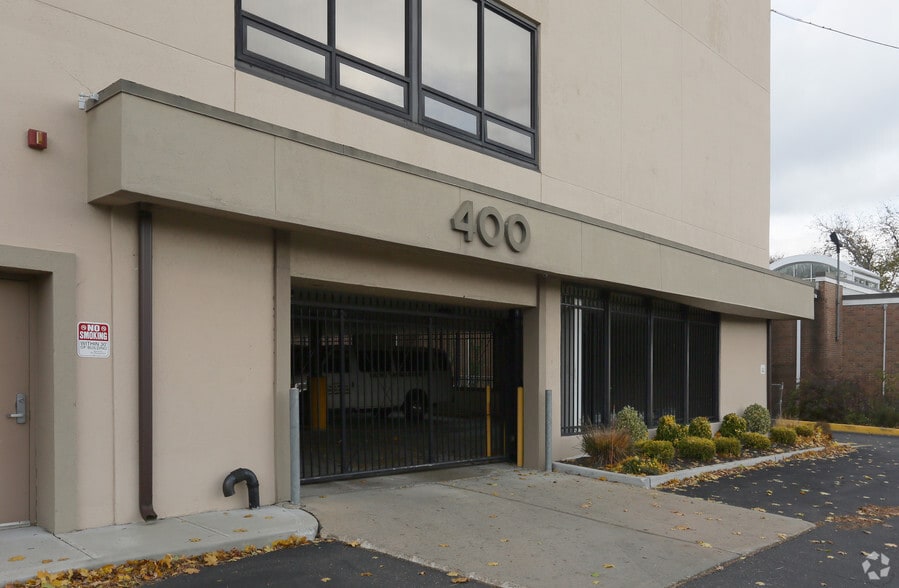 More Photos Of 400 W Main St, Riverhead Office For Lease