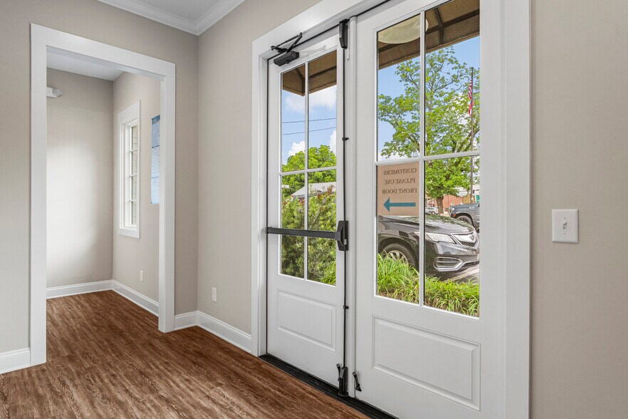 More Photos Of 102 S College St, Hamilton Flex For Sale
