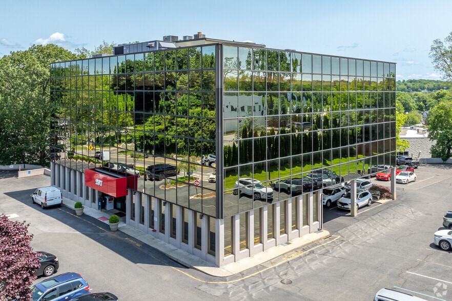 More Photos Of 297 Knollwood Rd, White Plains Office For Lease