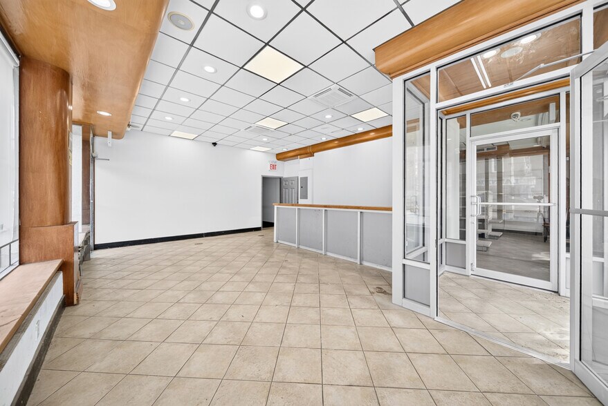 More Photos Of 14901 41st Ave, Flushing Storefront Retail Residential For Lease