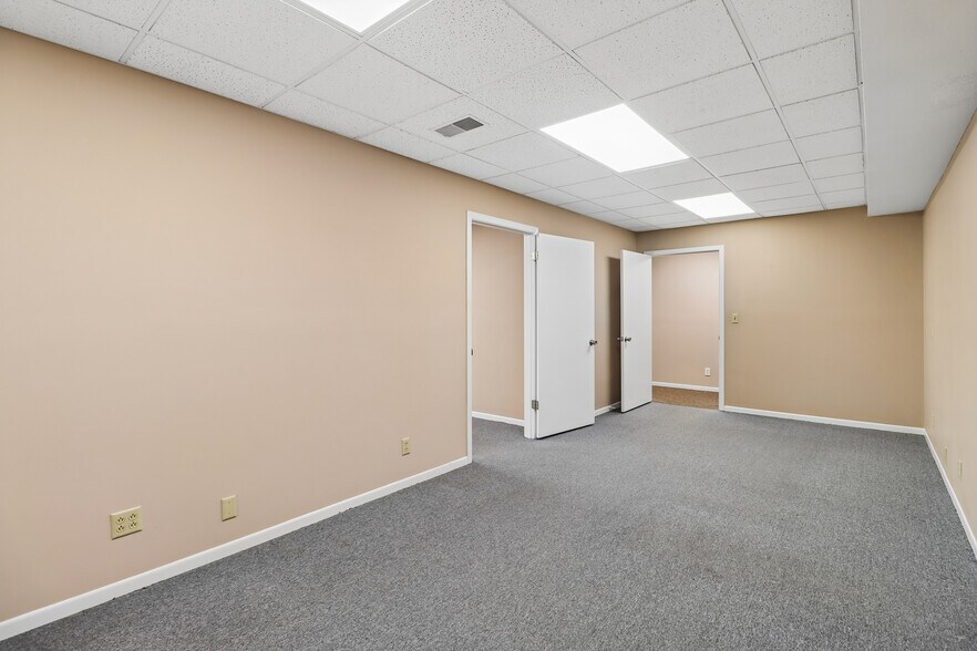 More Photos Of 2721 SW 30th St, Des Moines Office For Sale