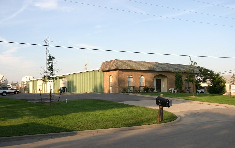 More Photos Of 1529 E Spruce St, Olathe Warehouse For Lease