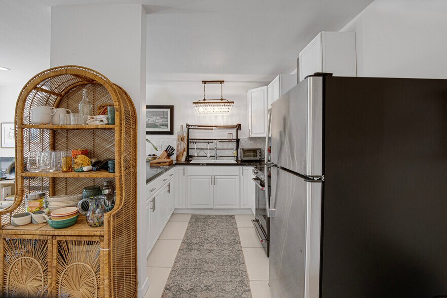 More Photos Of 1959 Grace Ave, Los Angeles Apartments For Sale