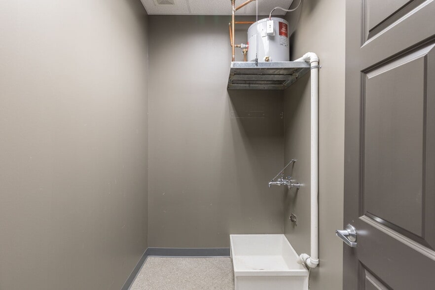 More Photos Of 9998 Gravois Rd, Saint Louis Freestanding For Lease