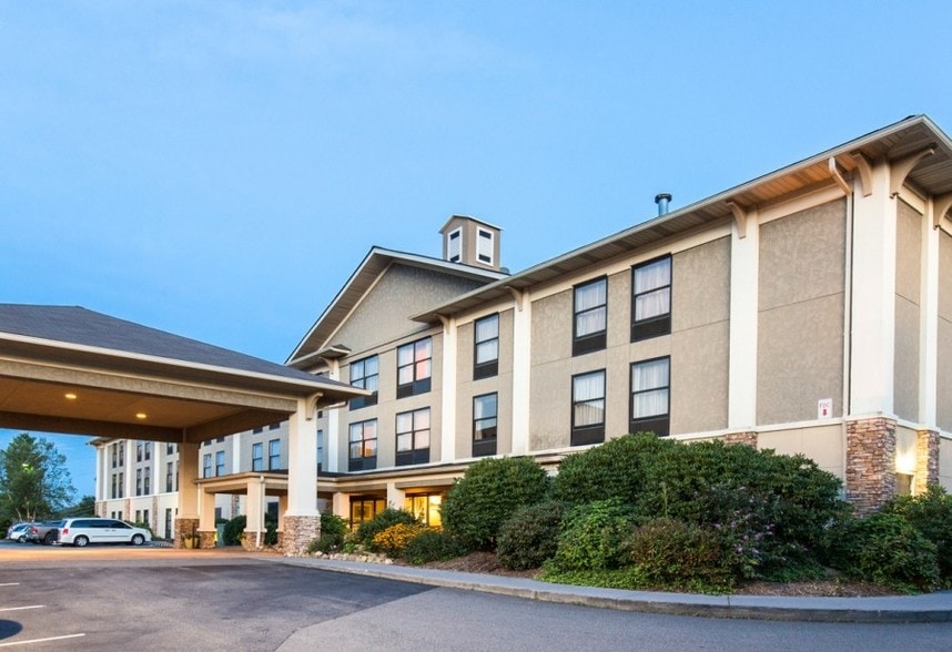 More Photos Of 840 E King St, Boone Hotel For Sale