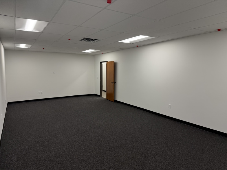 More Photos Of 935 Avenue R, Grand Prairie Distribution For Lease