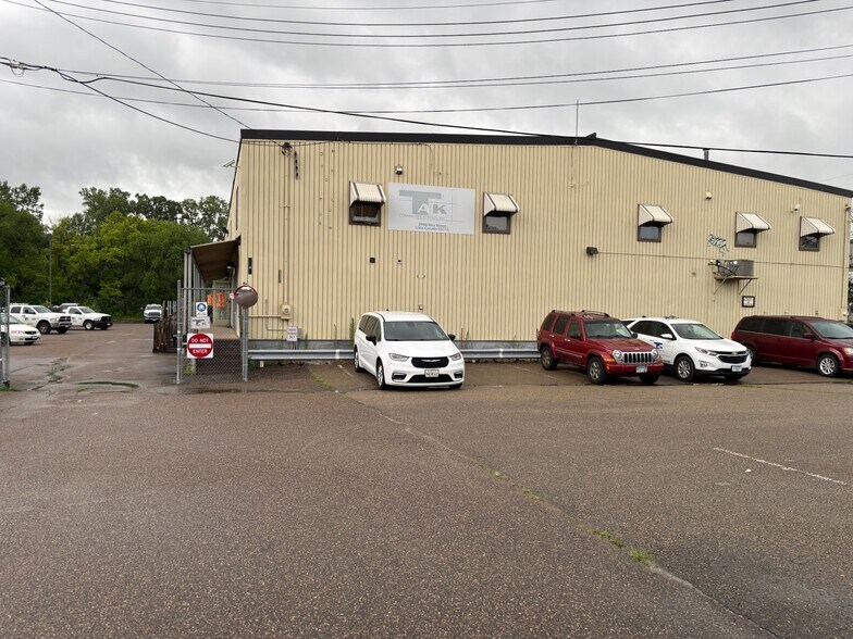 More Photos Of 2948 Rice St, Little Canada Warehouse For Lease