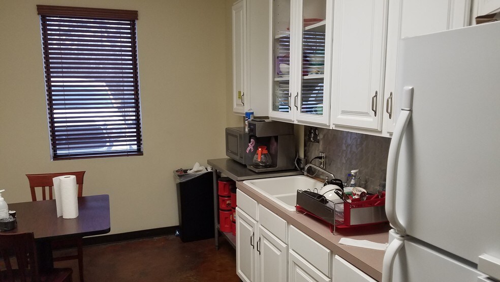 More Photos Of 210 Brand Ln, Stafford Warehouse For Lease