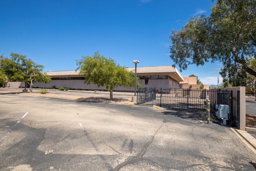 More Photos Of 4850 S Park Ave, Tucson Manufacturing For Lease