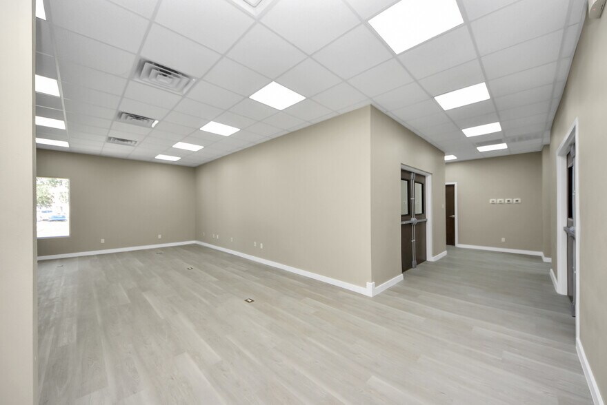 More Photos Of 1563 Live Oak St, Webster Office For Sale
