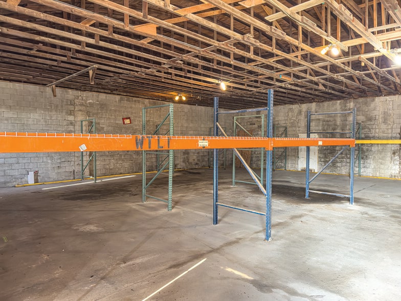 More Photos Of 3154 Depot st, Wawaka Office For Sale