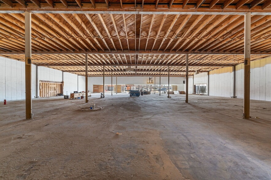 More Photos Of 45151 Oasis St, Indio Freestanding For Lease