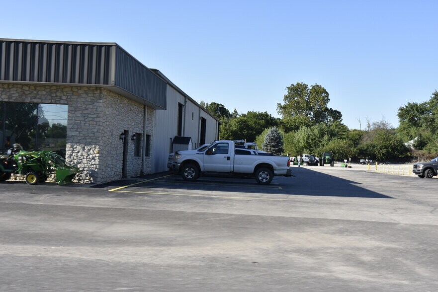 More Photos Of 1111 W 3rd St, Rushville Freestanding For Lease