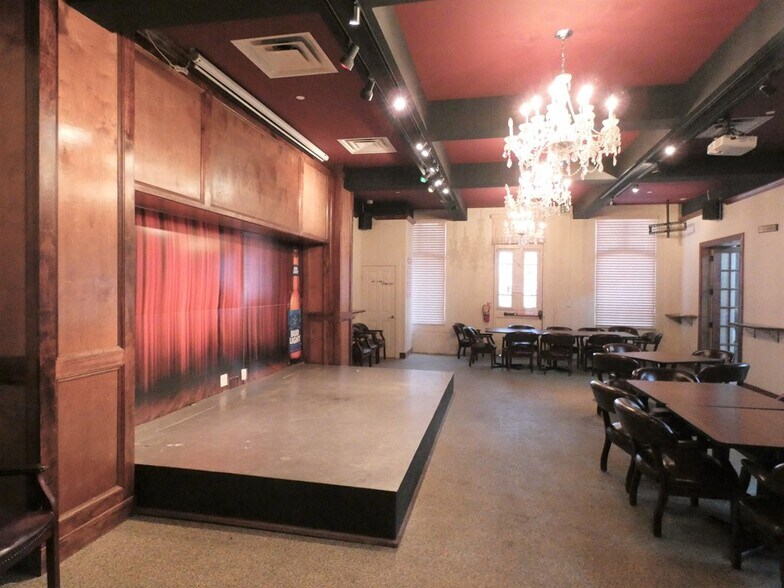 More Photos Of 119 Washington St, Beeville Restaurant For Sale