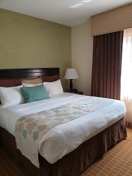 More Photos Of 1323 E King Ave, Kingsland Hotel For Sale