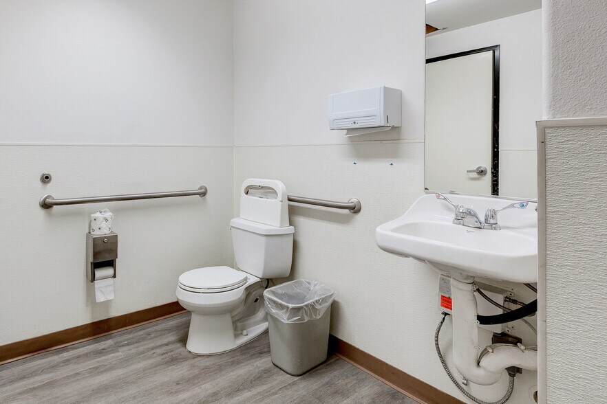 More Photos Of 4367 W Sunset Rd, Las Vegas Warehouse For Sale