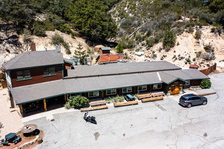 More Photos Of CA-2, La Cañada Flintridge General Retail For Sale