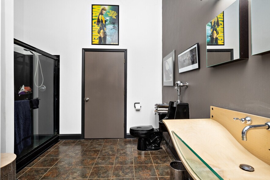 More Photos Of 2007-2009 Locust St, Saint Louis Storefront Retail Residential For Lease