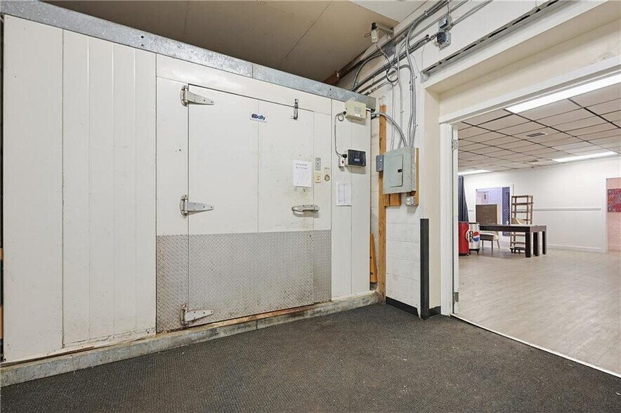 More Photos Of 955 W Shore Rd, Warwick Restaurant For Sale