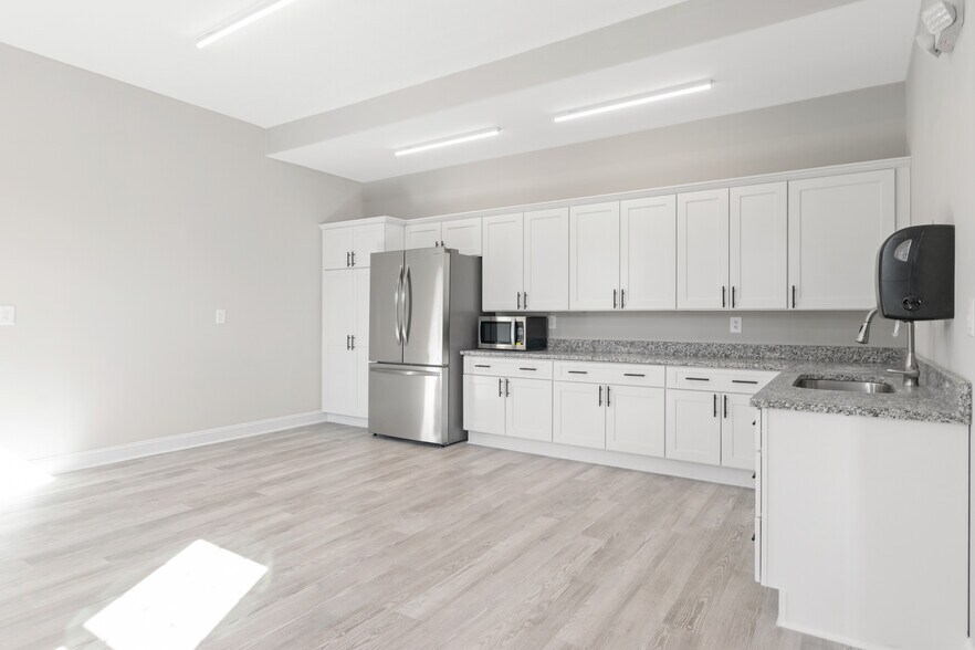 More Photos Of 44 4th St NW, Pulaski Office For Sale