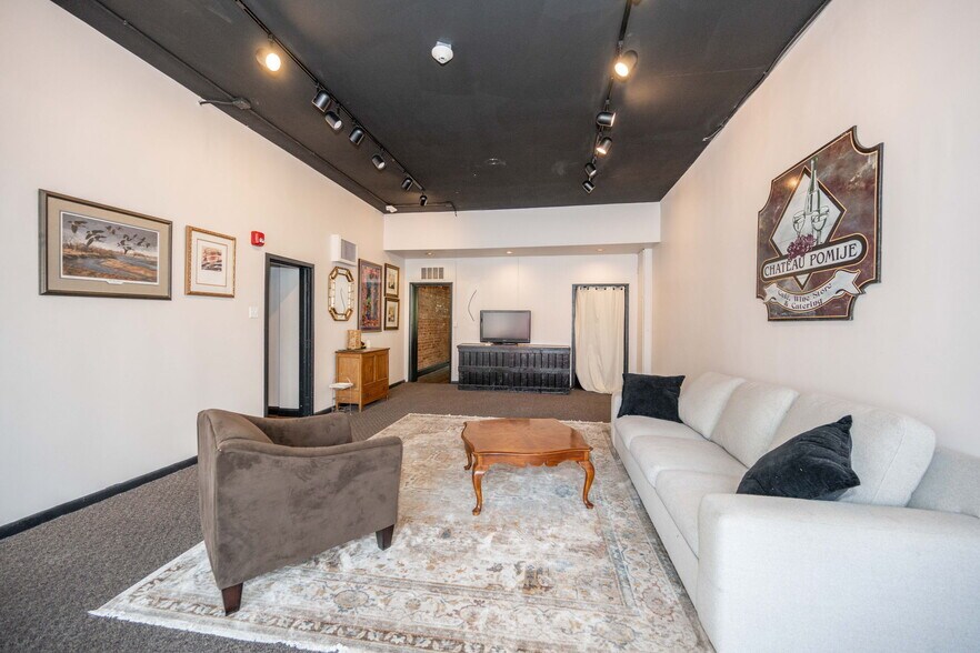 More Photos Of 2015 Madison rd, Cincinnati Storefront Retail Residential For Lease