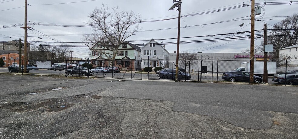 More Photos Of 655 Pennsylvania Ave, Elizabeth Showroom For Lease