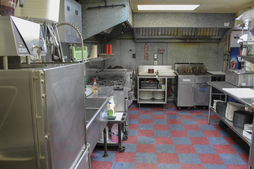 More Photos Of 6558 Lake Shore Rd, Derby Restaurant For Sale