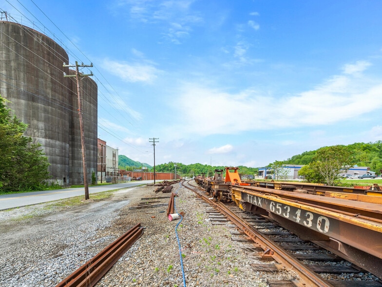 More Photos Of 1 Water St, Old Fort Distribution For Lease