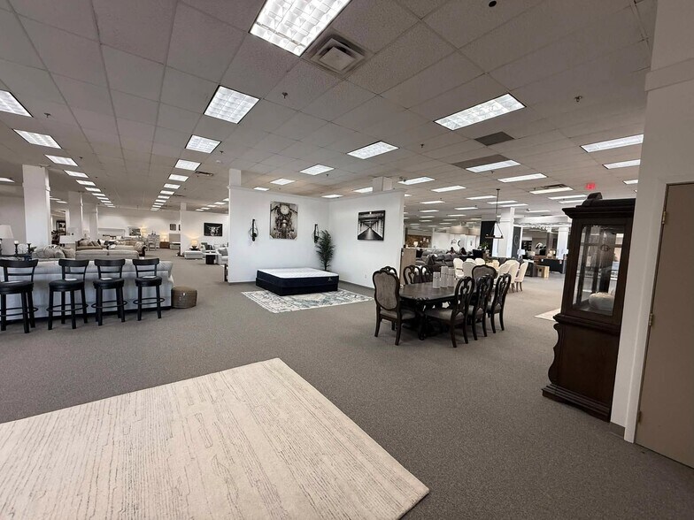 More Photos Of 1000 S Main St, Roswell Freestanding For Sale