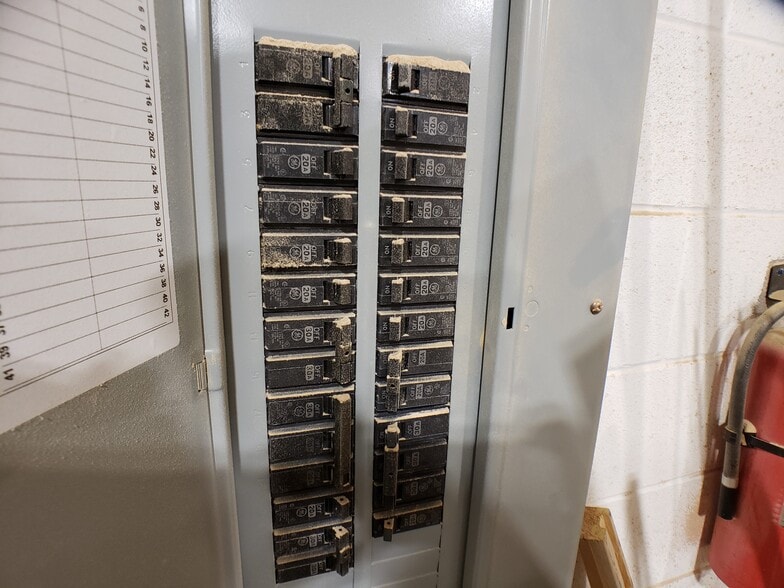 More Photos Of 215 N Redwood Rd, North Salt Lake Flex For Lease