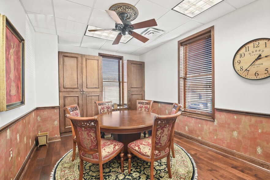 More Photos Of 101 Simonton St, Conroe Loft Creative Space For Lease