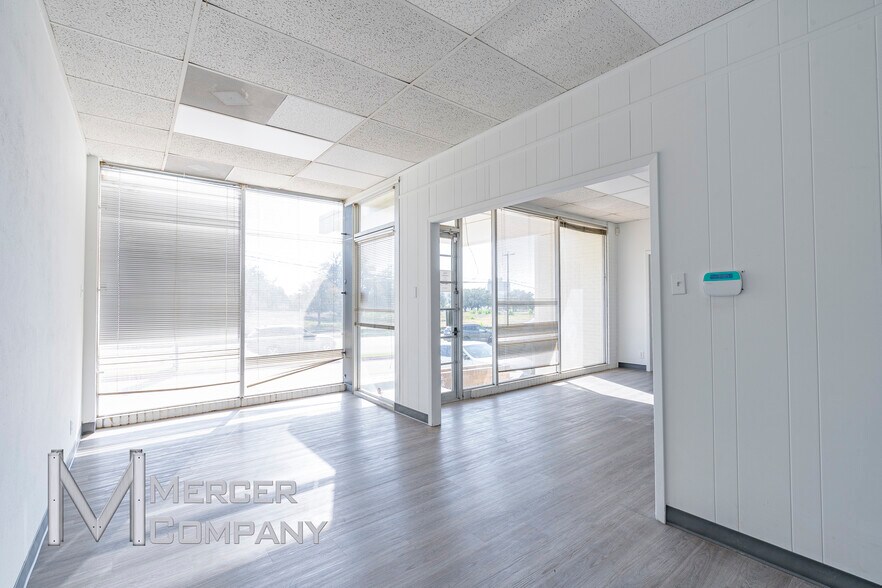 More Photos Of 1533-1555 Prudential Dr, Dallas Showroom For Lease