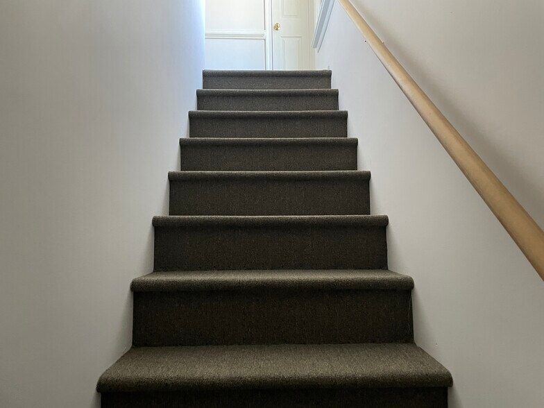 More Photos Of 8979 Pocahontas Trl, Williamsburg Light Distribution For Lease