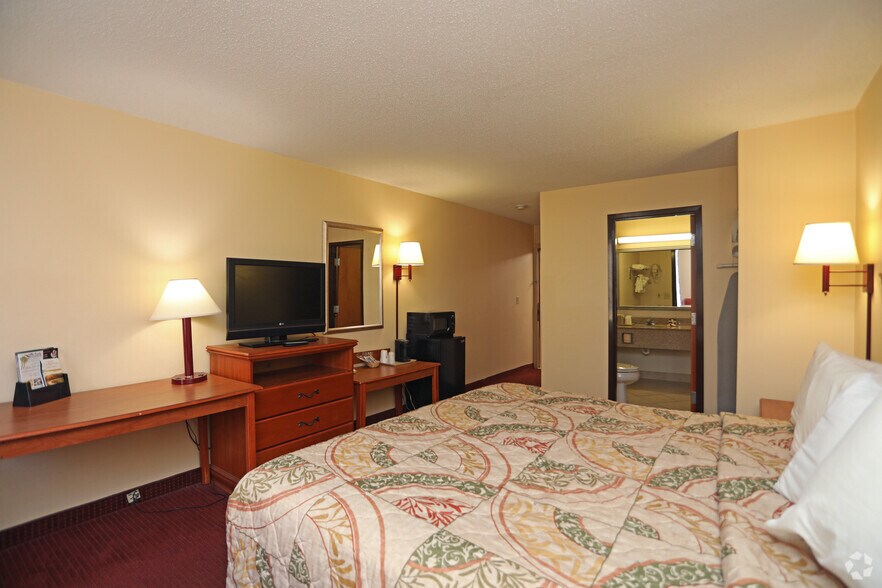 More Photos Of 127 Ontario Dr, Mount Hope Hotel For Sale