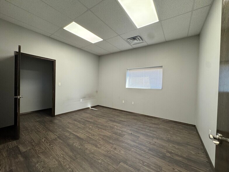 More Photos Of 8301 SW 23rd Pl, Oklahoma City Warehouse For Lease