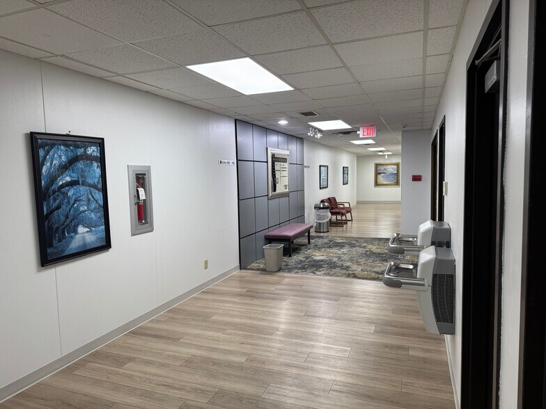 More Photos Of 1323 S 27th St, Nederland Medical For Sale