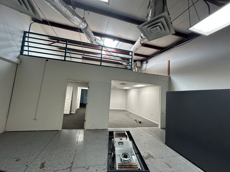 More Photos Of 1721 Independence Blvd, Sarasota Showroom For Lease