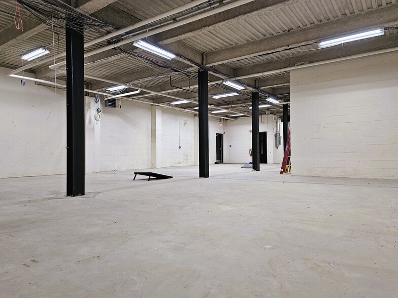 More Photos Of 20 Industrial Dr, Middletown Light Manufacturing For Lease