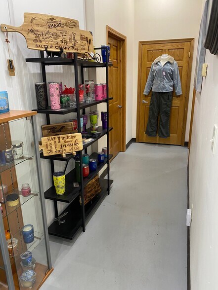 More Photos Of 7507 N 2nd St, Machesney Park Storefront Retail Office For Lease