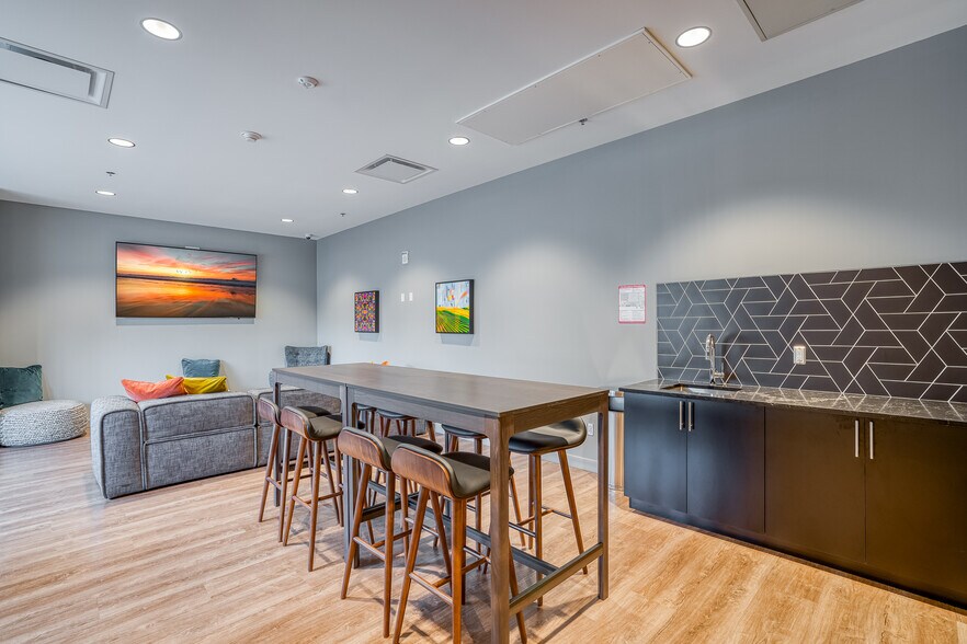 More Photos Of 233 Kennedy St, Winnipeg Apartments For Lease