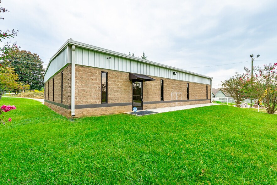 More Photos Of 4913 Adams Rd, Hixson Showroom For Sale