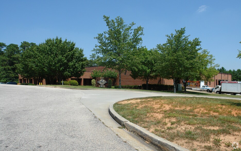 More Photos Of 2527 Commerce Pl, Tucker Warehouse For Lease