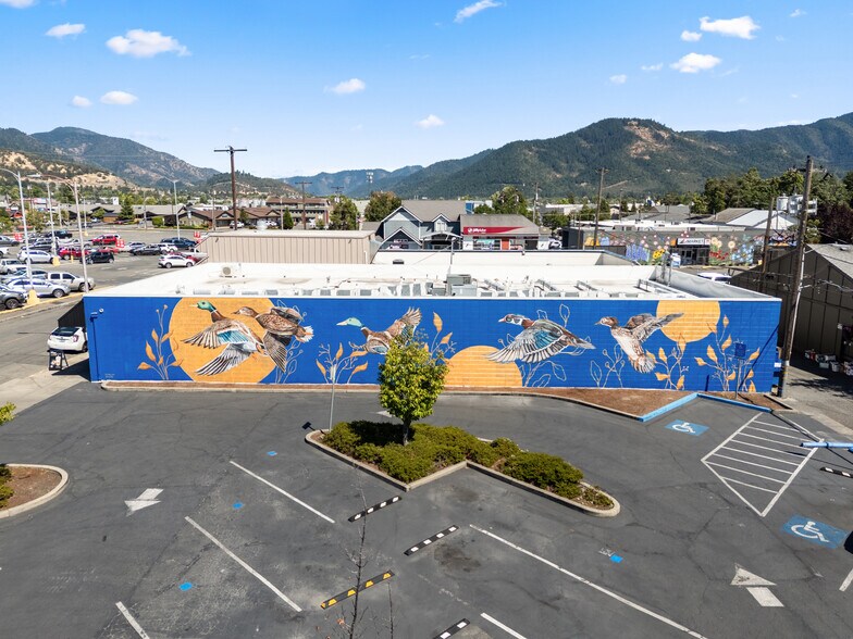 More Photos Of 237 SE G St, Grants Pass Storefront Retail Office For Sale